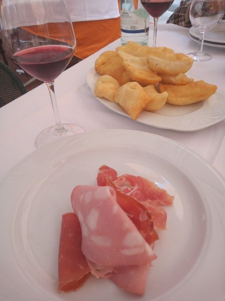 Gnocco fritto e affettati.