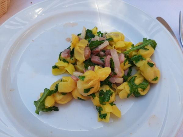 Tortellini con pancetta e rucola.